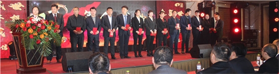 泰信股份為每一位員工發(fā)放年終獎2