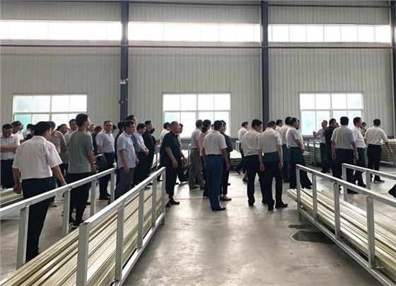 集團董事長黃啟賓接待縣考察團領導3