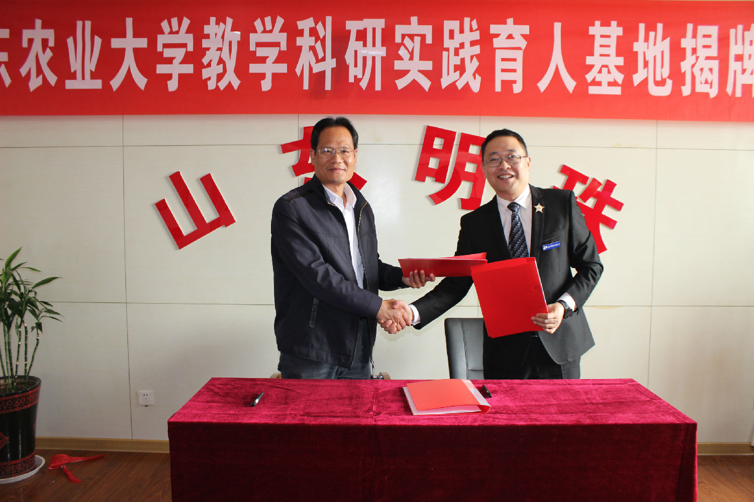 山東農(nóng)業(yè)大學水利土木工程學院院長劉傳孝先生和公司總經(jīng)理杜敏利先生簽署合作協(xié)議