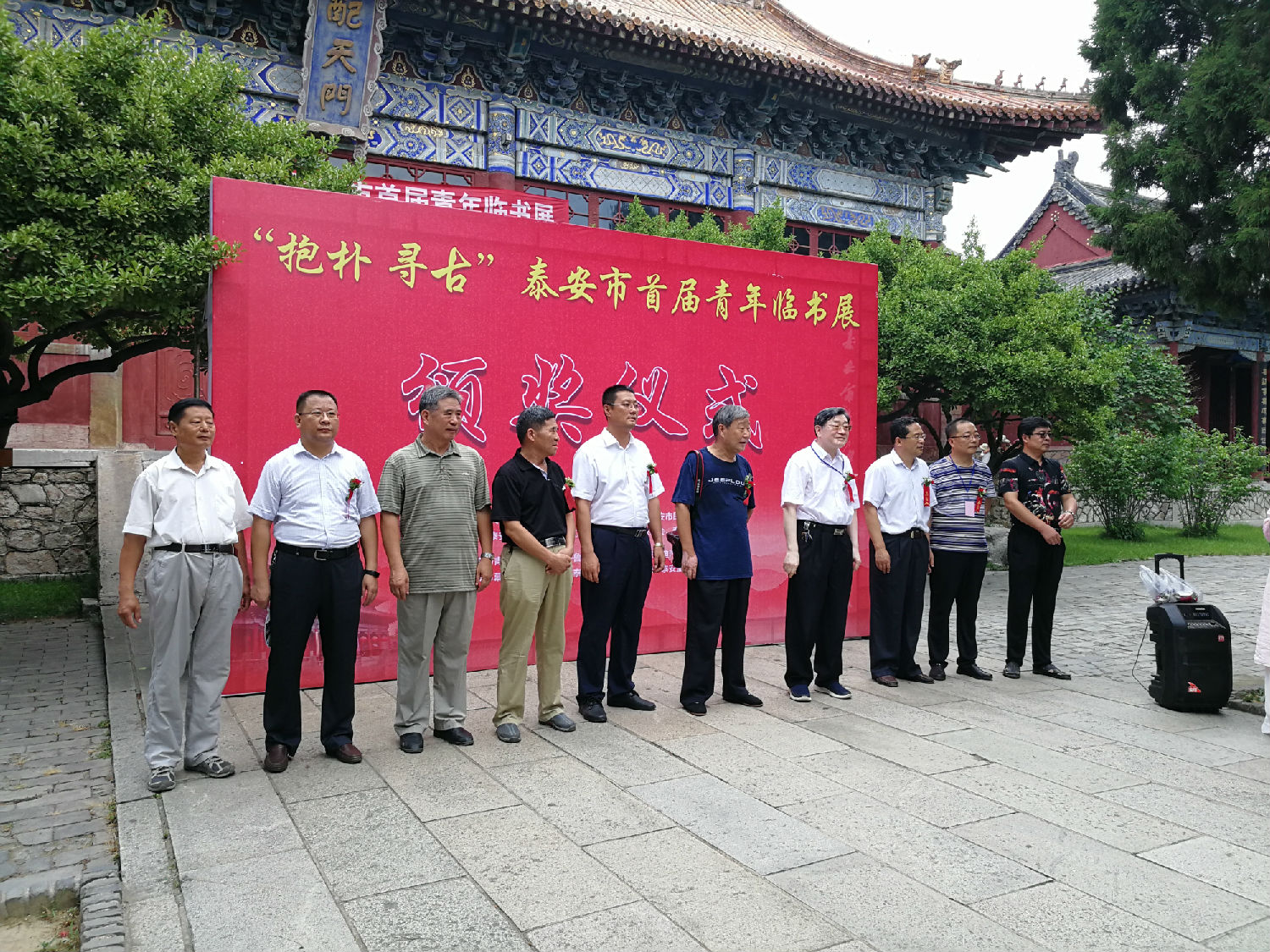 黃會(huì)長(zhǎng)與其他頒獎(jiǎng)?lì)I(lǐng)導(dǎo)