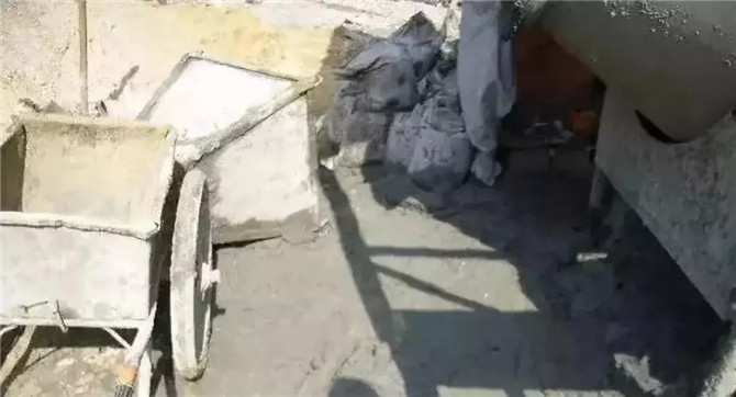 攪拌砂漿直接傾倒在土地面上