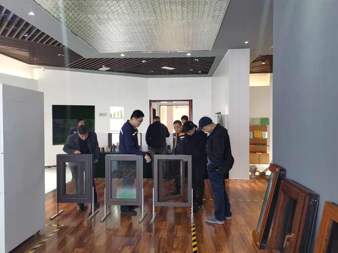 中國建筑金屬結(jié)構(gòu)協(xié)會及玻璃纖維增強復合材料門窗標準編制組領(lǐng)導蒞臨指導6